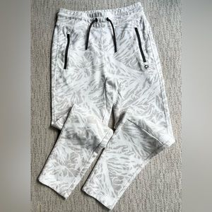 GapFit Tech Kids Joggers, size 10 (L), white